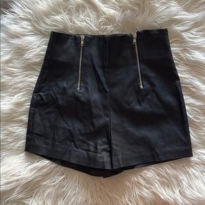 🎸BLACK FAUX LEATHER MINI SHORTS🤘